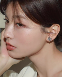 Metal line stone earrings